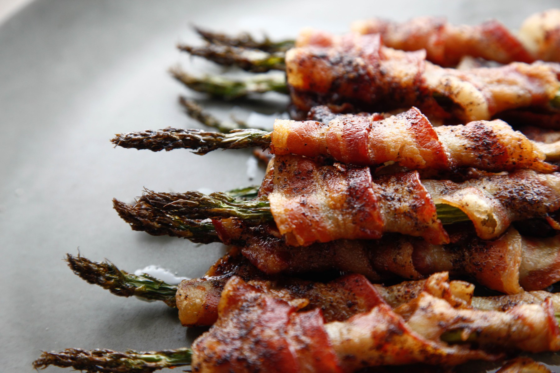 Bacon gjør asparges bedre. Som med alle andre ting.