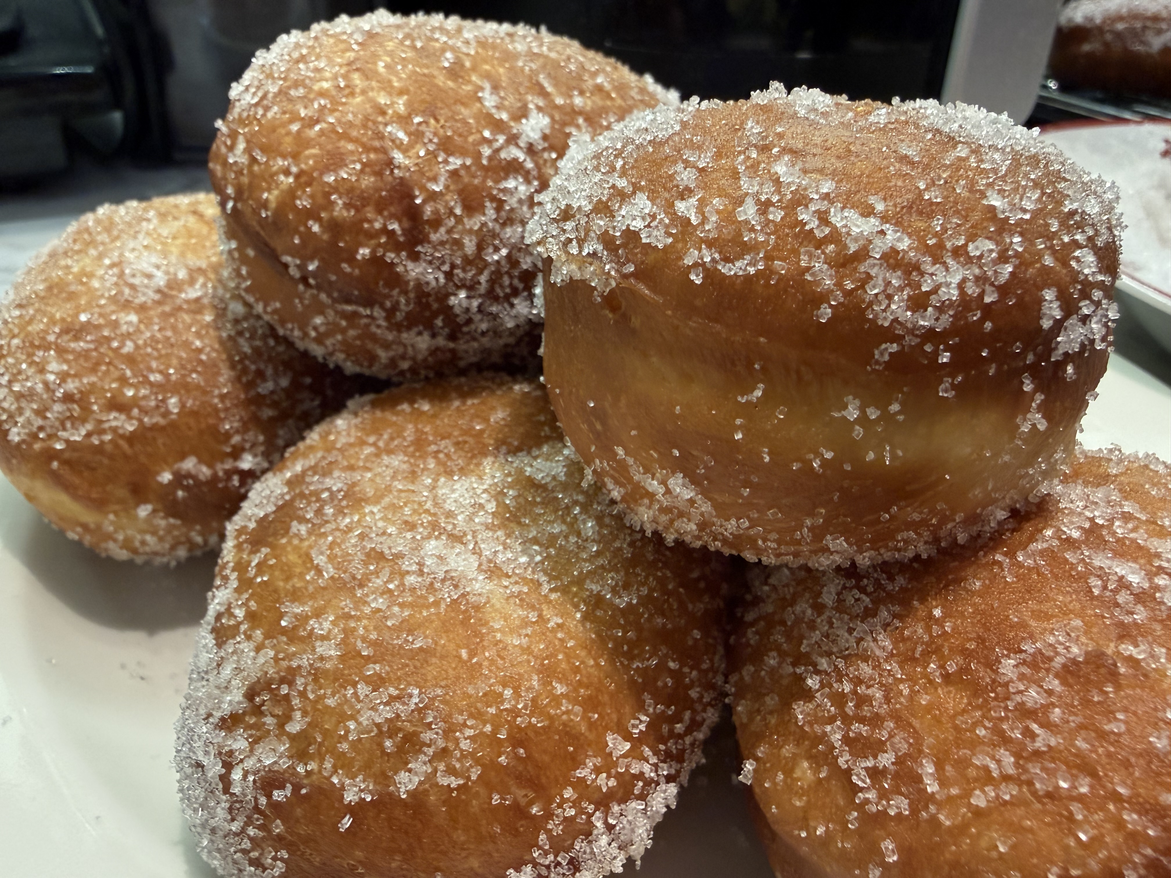 Friterte berlinerboller rullet i sukker og fylt med syltetøy