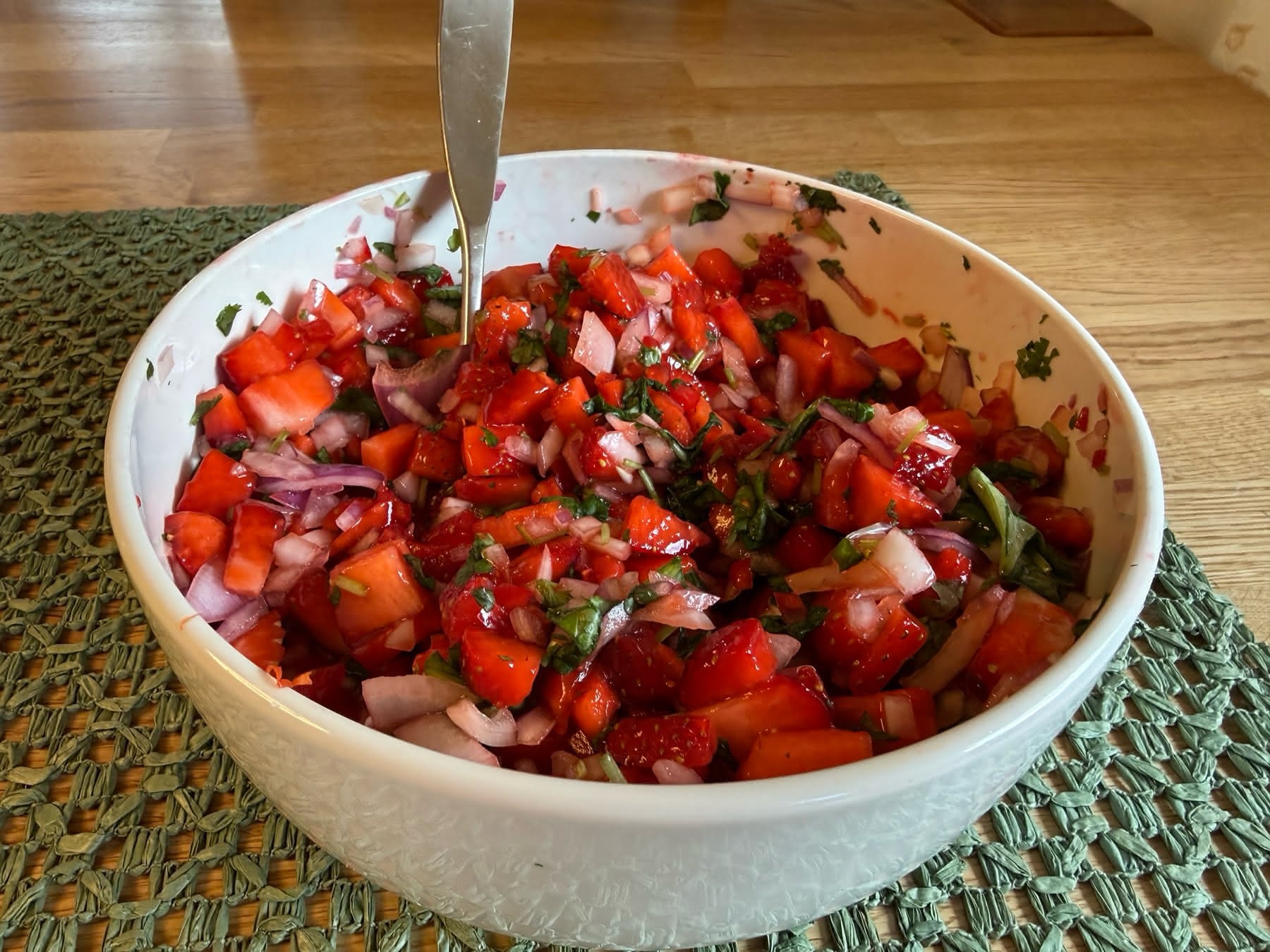 Jordbærsalsa med rødløk og koriander i en hvit bolle