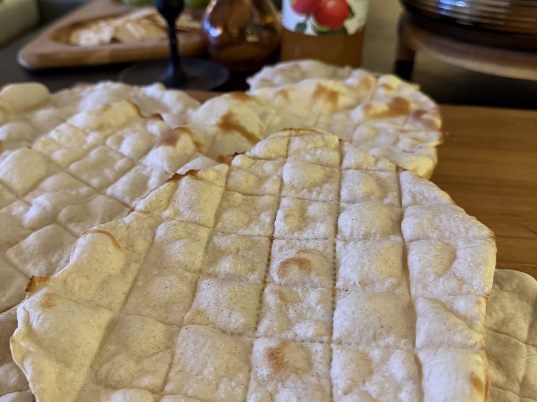 Tradisjonelle kamkaker med rutemønster, gylne og sprø fra pizzastålet