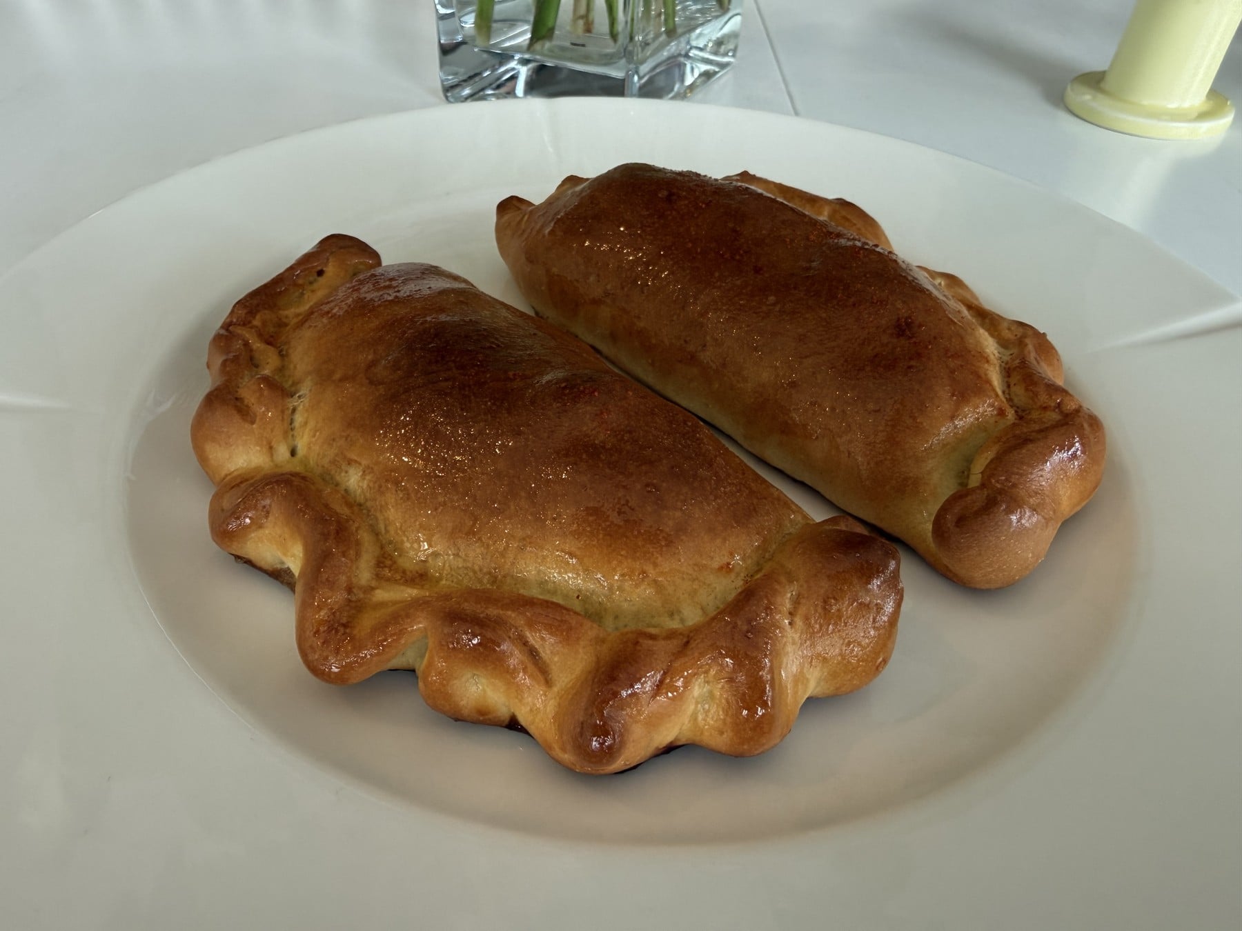 Nystekte piecuchy penslet med smør og drysset med paprika
