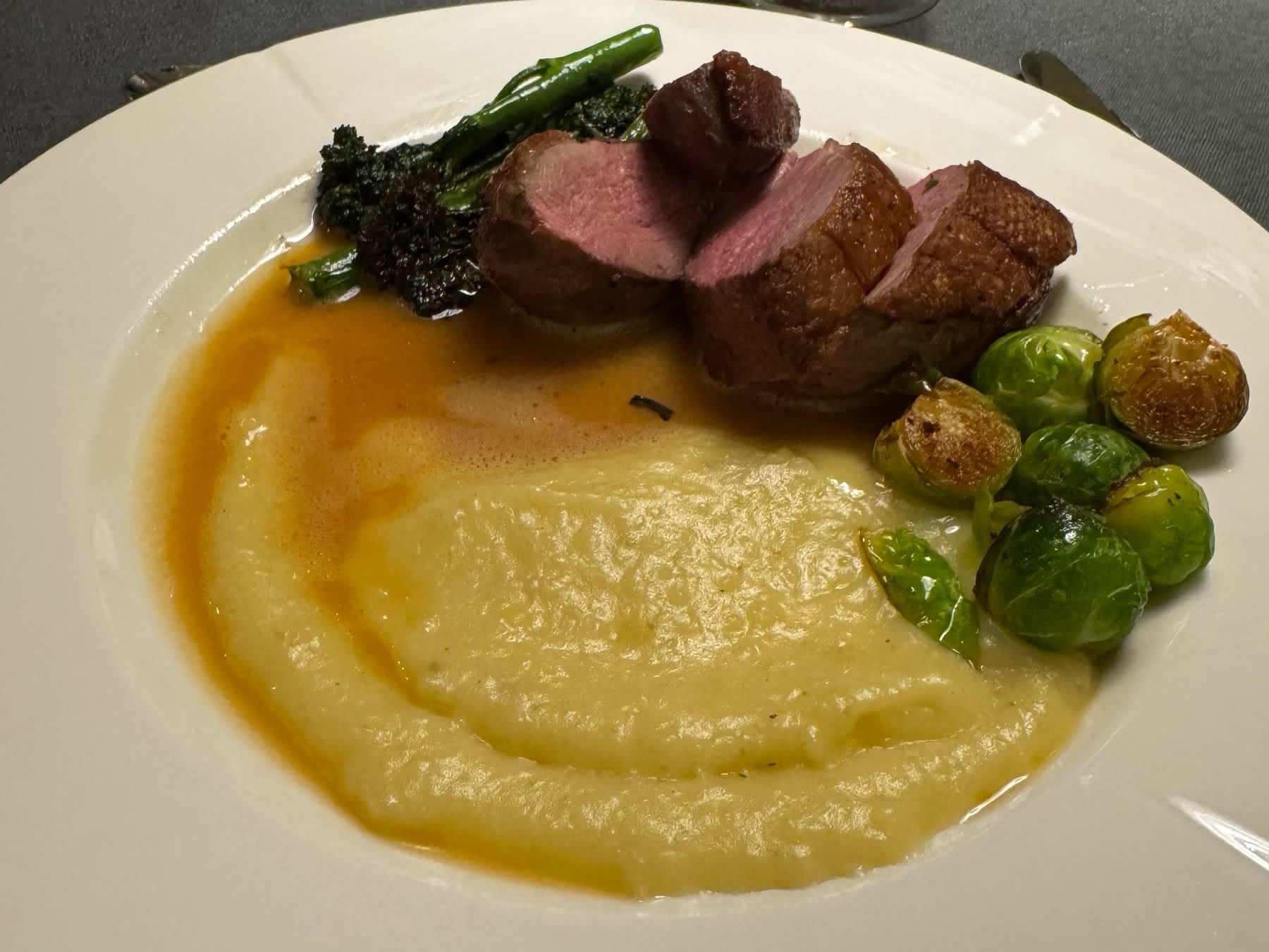 Sprøstekt andebryst med appelsinsaus, jordskokkrem, brokkoli og rosenkål