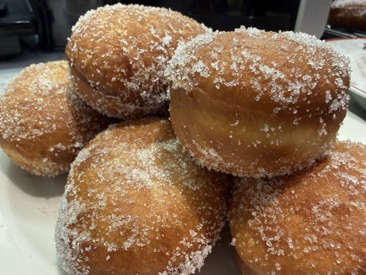 Friterte berlinerboller rullet i sukker og fylt med syltetøy