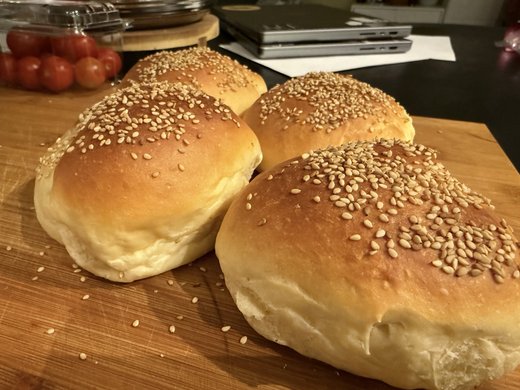 Hjemmelagde brioche burgerbrød med sesamfrø, gylne og myke