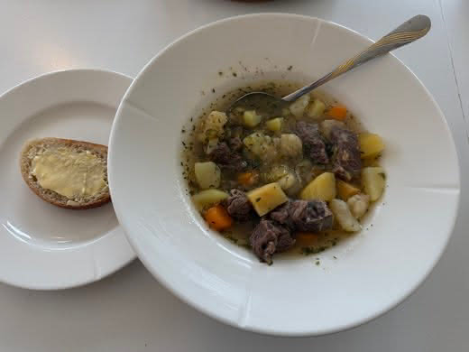 Norsk kjøttsuppe med høyrygg, rotgrønnsaker og brød med smør