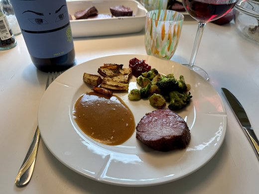 Langtidsstekt moskusstek med grønnsaker og sjysaus på tallerken