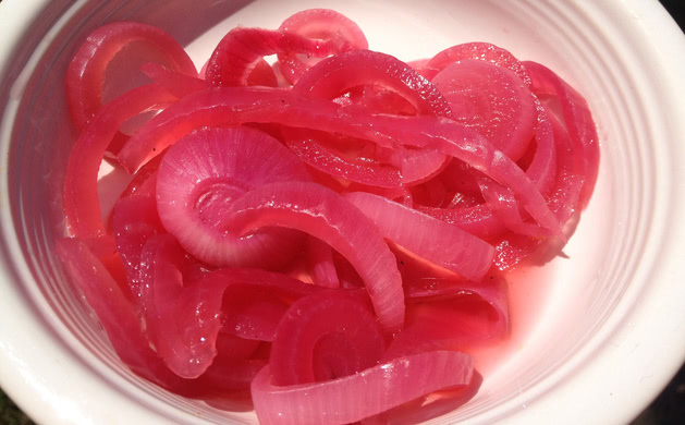 Syltet rødløk - Rødløk er fantastisk, og som syltet er den enda bedre.